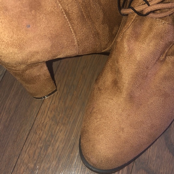 NY&C NWT Suede Block Heel Tan Pom Pom Boots - Picture 10 of 10